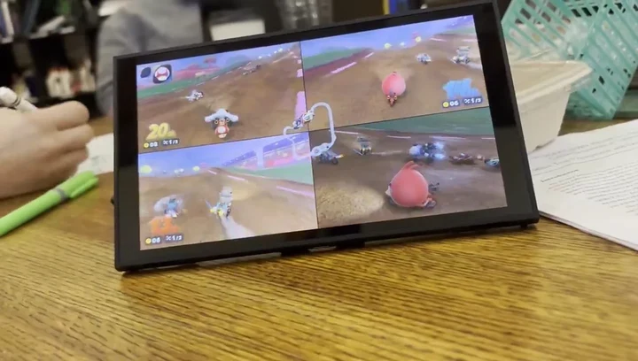 Mario Kart World em tela dividida no Switch 2, com personagens que não existem no jogo, como o Red, de Angry Birds
